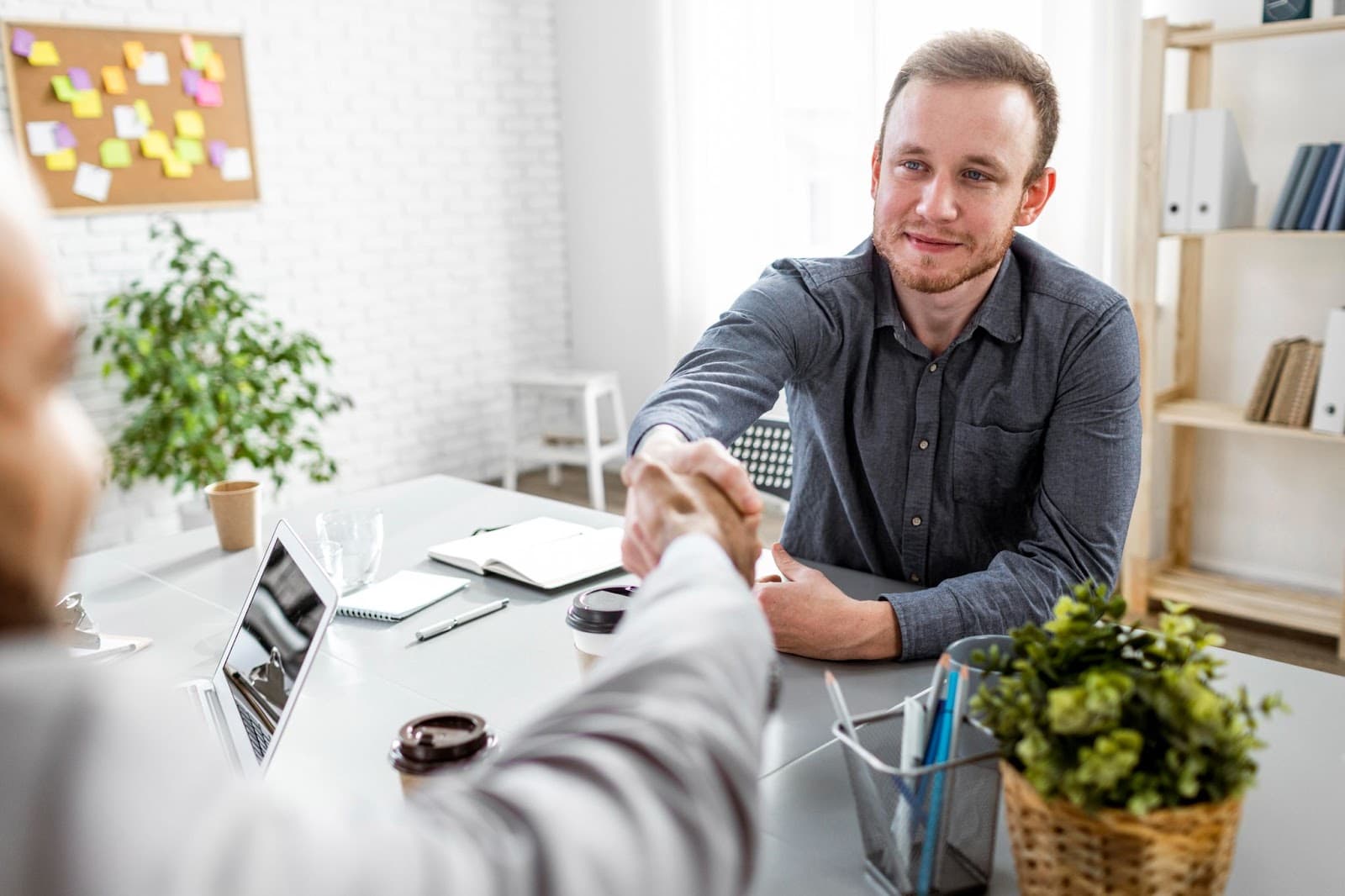 The Pros and Cons of Hiring a Link Building Provider